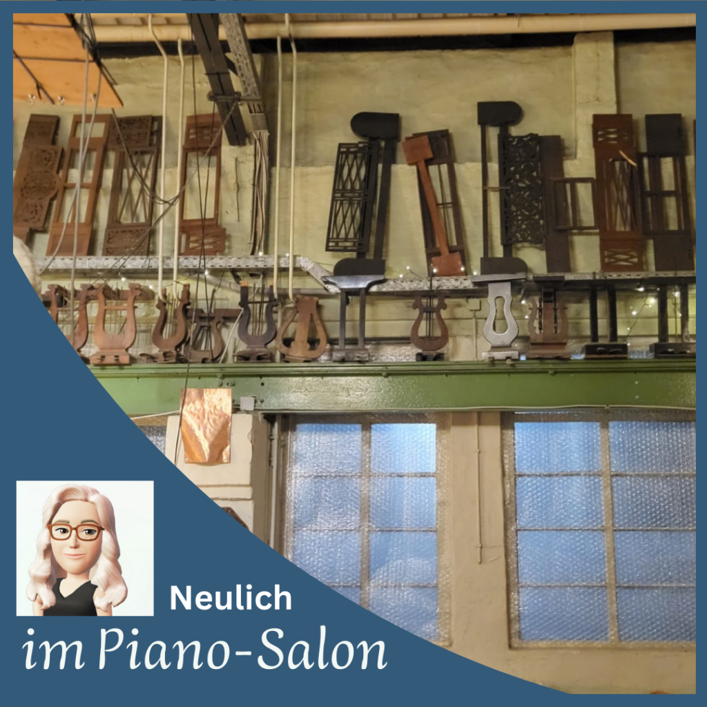Wand einer Fabrikhalle mit alten Pianoteilen aus Holz dekoriert