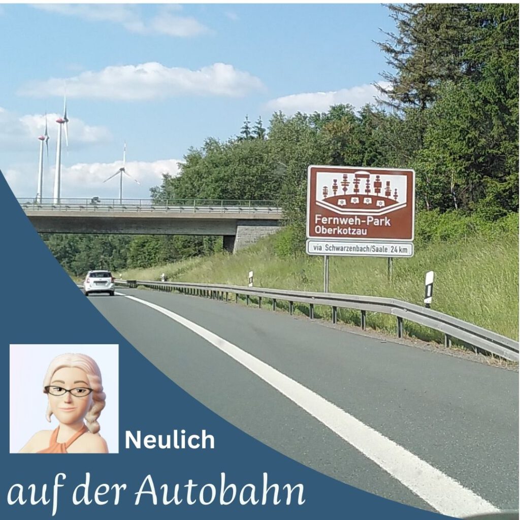 Foto einer Autobahn mit touristischer Anzeigetafel