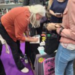 Anna Mai signiert Bücher am Stand des Argument-Verlages auf der Leipziger Buchmesse 2025.