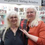 Anna Mai mit Verlegerin Else Laudan auf der Leipziger Buchmesse.