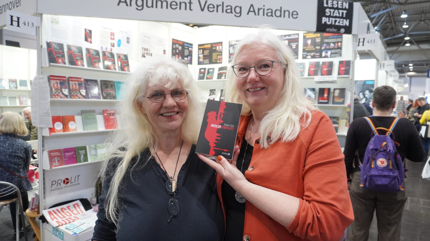 Anna Mai mit Verlegerin Else Laudan auf der Leipziger Buchmesse.