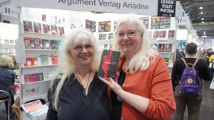 Anna Mai mit Verlegerin Else Laudan auf der Leipziger Buchmesse.