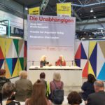 Das Foto zeigt Else Laudan und Anna Mai bei einer Lesung auf dem Forum der Unabhängigen auf der Buchmesse in Leipzig 2025.