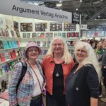 Lisa Kuppler, Anna Mai und Else Laudan am Ariadne Stand auf der Buchmesse Leipzig 2025.