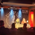 Else Laudan und Anna Mai bei einer Lesung im Krimikeller Leipzig 2025